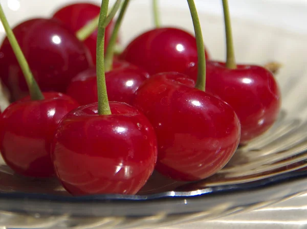 桌上盘子里有成熟的红樱桃 — 图库照片