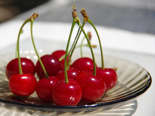 Cerezas Rojas Maduras Plato Sobre Mesa — Foto de Stock