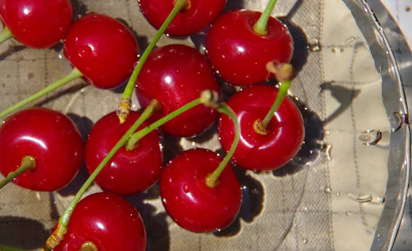 Cerezas Rojas Maduras Plato Sobre Mesa — Foto de Stock