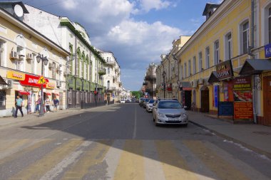 Rusya, Astrakhan. 05.17.21. Volga Nehri 'nin setine giden yol..