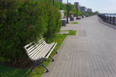 Astrakhan, Rusya. Salgın ve karantina sırasında boş bir rıhtım bankı..