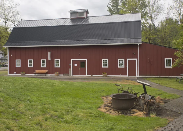 Large maroon barn Troudale Oregon. — Stock Photo, Image