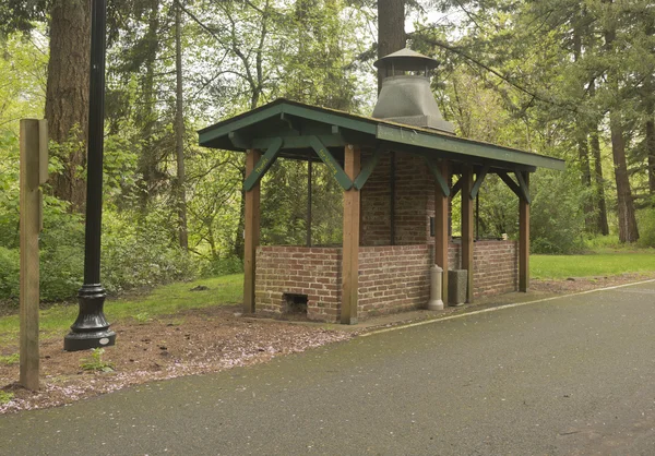 Яма для барбекю на открытом воздухе в государственном парке . — стоковое фото