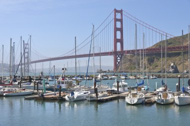 Golden Gate Köprüsü ve marina California.