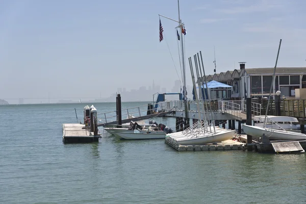 Restaurant und Boote docks in sausalito kalifornia. — Stockfoto