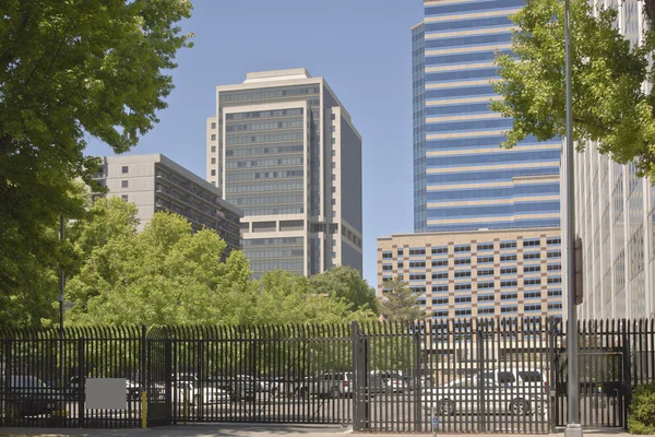 Centrum architektury Sacramento i parkingu. — Zdjęcie stockowe