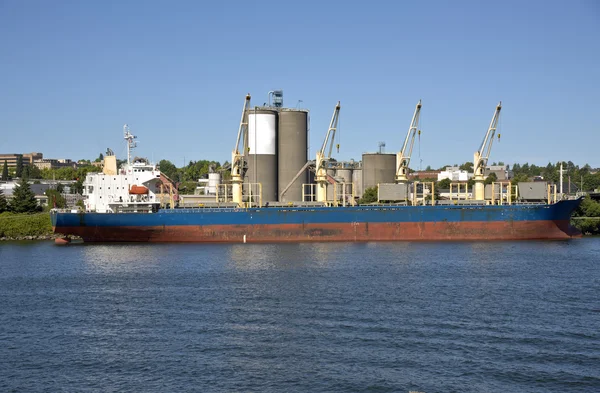 Portland Oregon Willamette Nehri üzerinde bir kargo gemisi. — Stok fotoğraf