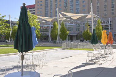 Renkli şemsiye ve Downtown Salt Lake City büyük çadır.