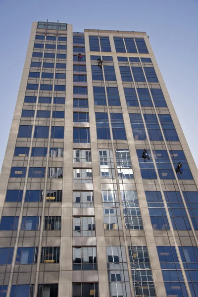 Window washers on a high rise building. — Stock Photo, Image