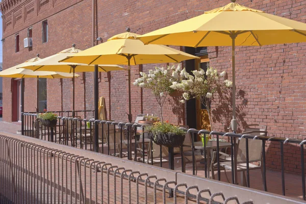 Gelbe Regenschirme in einem Outdoor-Café wala wala wa. — Stockfoto