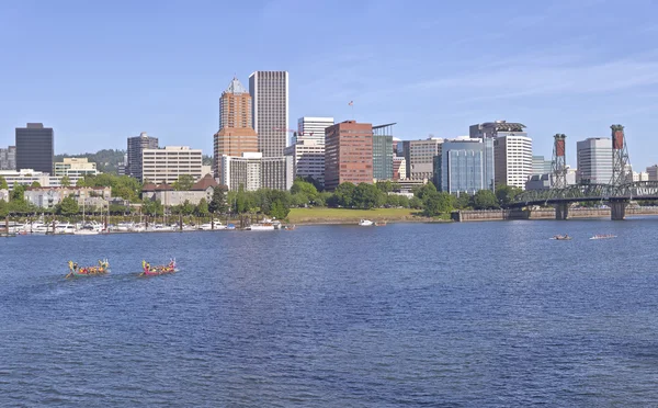 Sárkány hajók éves versenyek és a Portland Oregon skyline. — Stock Fotó