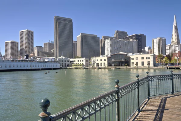 San Francisco skyline en promenade Californië. — Stockfoto