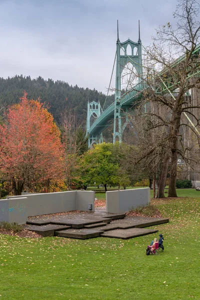 Saint John Bridge Couple Enjoying Fall Weather Outdoors — Stock Photo, Image