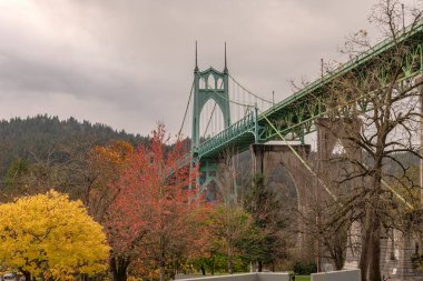 Saint John Köprüsü ve birkaç çift açık havada sonbahar havasının tadını çıkarıyorlar..