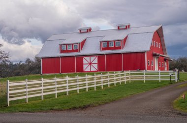 Oswego Oregon Gölü 'nün kırsalında büyük kırmızı bir ahır..