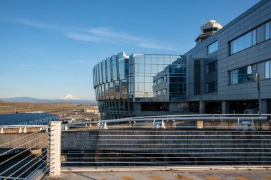 Dağın manzarası. Portland Havaalanı Oregon Eyaleti 'nin çatısından.. 