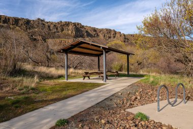 Wshington eyalet parkı piknik masası barınağı ve bisikletlerin park yeri. 