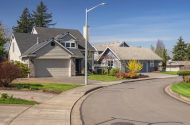 Bir bahar sabahı Gresham Oregon 'da mahalle evleri ve bahçeler.