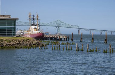 Astoria Megler köprüsü ve Pasifik Okyanusu 'nun deniz müzesi girişi.. 