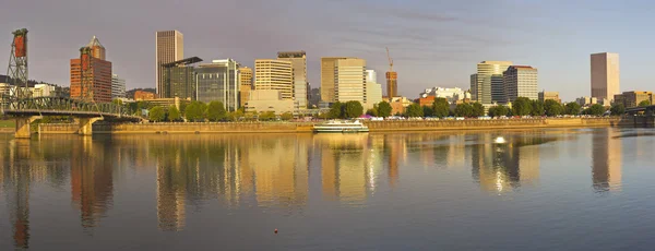 Portland oregon panorama in ochtend licht. — Stockfoto