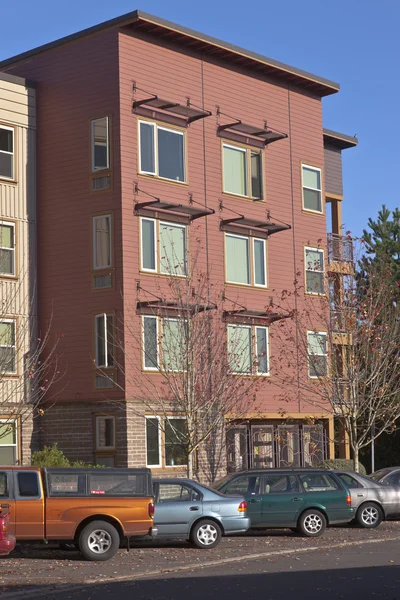 Residential building and parked cars. — Stock Photo, Image