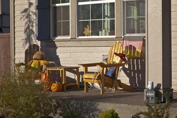 Halloween-Dekorationen auf einer Veranda. — Stockfoto