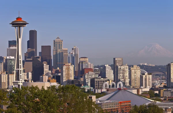 Seattle manzarası ve mt. rainier.