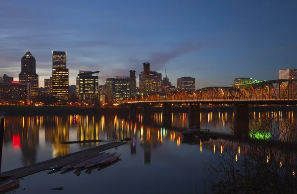 Portland Oregon in een blauwe uur lichten. — Stockfoto