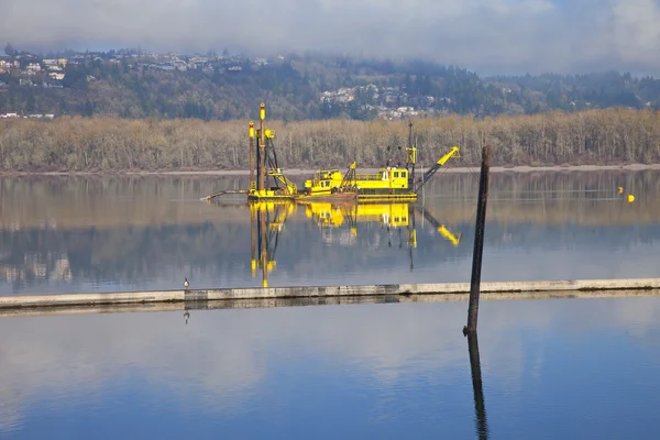 Dragage de bateaux dans le fleuve Columbia . — Photo