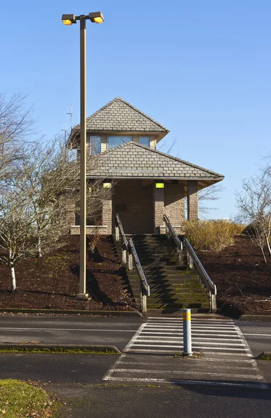 Oregon parklar tuvalet tesisi ve lightpost. — Stok fotoğraf