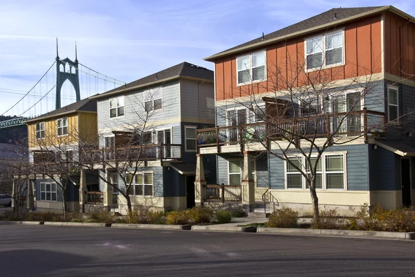 Rij van nieuwe duplexen huizen in St John Oregon. — Stockfoto