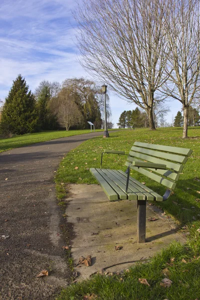 Ławki parkowe w parku publec. — Zdjęcie stockowe