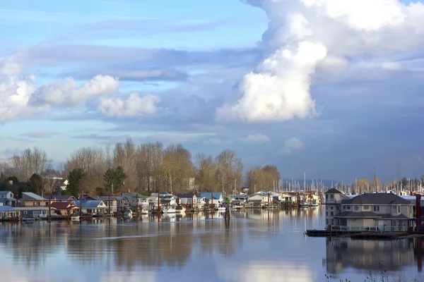 Floating houses and a big sky Oregon. — Stock Photo, Image