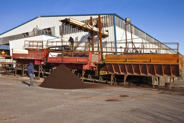 Men at work processing compost for agriculture. — Stock Photo, Image