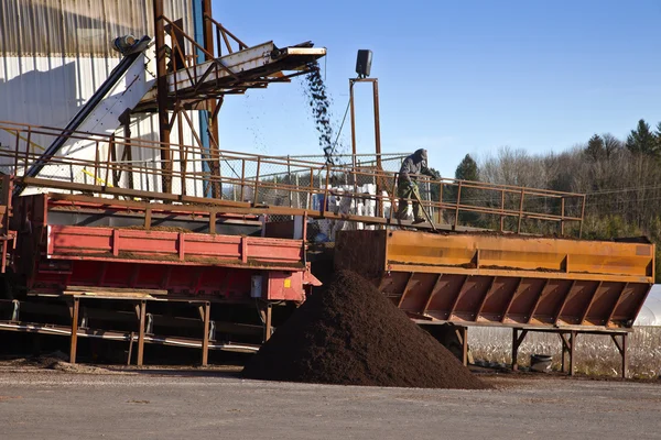 Hommes au travail transformation du compost pour l'agriculture . — Photo