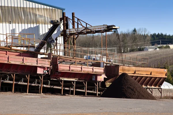 Men at work processing compost for agriculture. — Stock Photo, Image