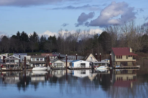 Drijvende huizen en boten ina rivier. — Stockfoto