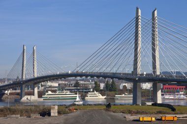 Tilikum geçiş ve insanlar Portland Oregon köprü.
