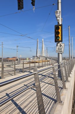 Tilikum geçiş ve insanlar Portland Oregon köprü.