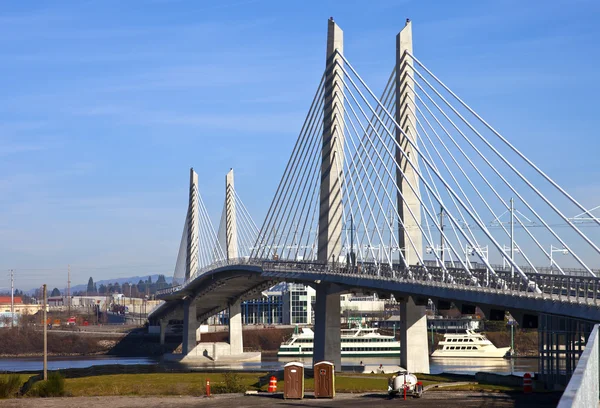 Portland Oregon nieuwe Tilikum bridge en voetgangersbrug. — Stockfoto