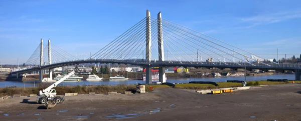 Portland Oregon nieuwe railtrain en voetgangersbrug panorama. — Stockfoto