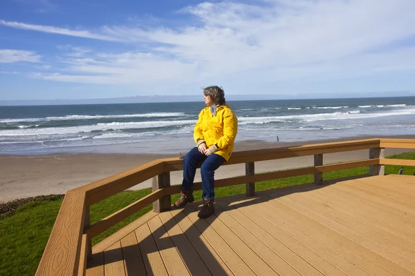 Olhando para a praia costa de Oregon . — Fotografia de Stock