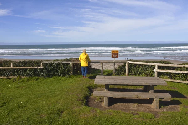 Oregon kıyılarında sahilde bakan. — Stok fotoğraf