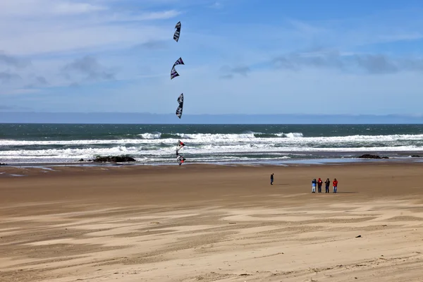 Drakflygning på stranden Oregon kusten. — Stockfoto