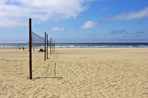 Пляжные волейбольные сетки и песок . — стоковое фото