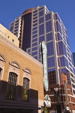 Portland işareti ve gökdelen.