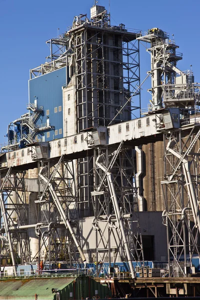 Grain elevators and tower Portland Oregon. — Stock Photo, Image