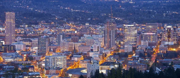 Portland Oregon lumières de la ville et des bâtiments panorama . — Photo