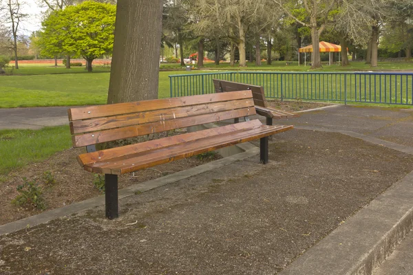 Dvě lavičky ve veřejném parku Oregon. — Stock fotografie