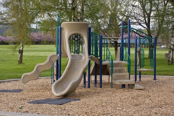 Parque infantil em um parque Oregon . — Fotografia de Stock